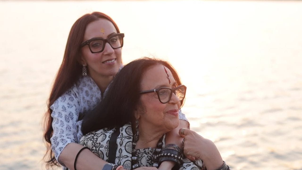 ઇલા અરુણ પુષ્પ પાંડે અને પરસૂન પાંડેની બહેન છે. ઇલા અરુણની દીકરી  ઇશિતા અરુણની છે.પ્રસૂન પાંડે એક જાણીતા એડ-ફિલ્મ ડિરેક્ટર, ક્રિએટિવ ડિરેક્ટર અને એડ ફિલ્મ નિર્માતા છે.