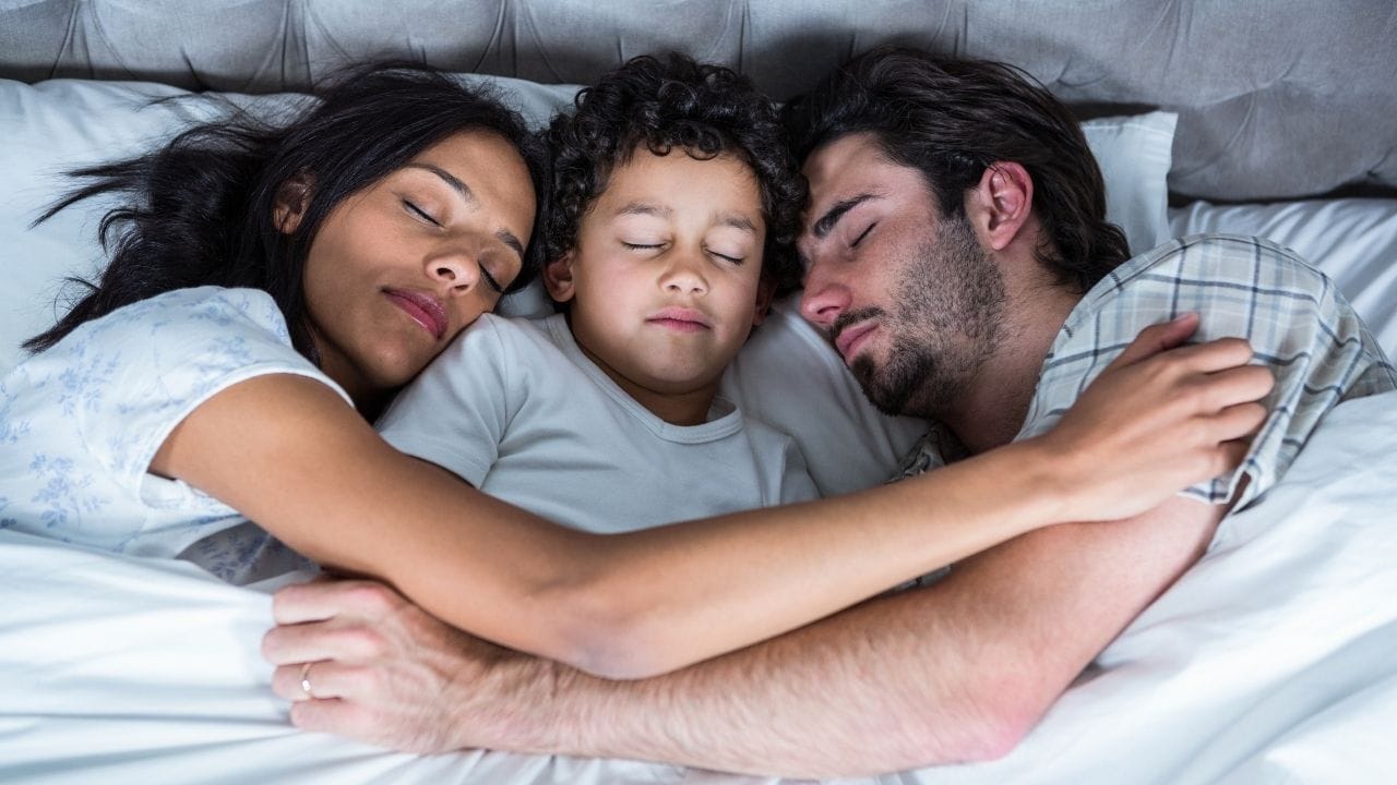 બીજી મહત્વપૂર્ણ સલાહ એ છે કે સવારે થોડો સમય સૂર્યપ્રકાશમાં વિતાવવો. સવારે સૂર્યપ્રકાશમાં રહેવું શરીરની સર્કેડિયન રિધમને સંતુલિત કરવામાં મદદ કરે છે, જે આપણા ઊંઘ અને જાગવાના ચક્રને નિયંત્રિત કરે છે. નિષ્ણાતોના જણાવ્યા મુજબ રોજ સવારે, ખાસ કરીને 9 વાગ્યા પહેલાં, લગભગ 20 થી 30 મિનિટ સુધી સૂર્યપ્રકાશમાં રહેવું લાભદાયી છે.