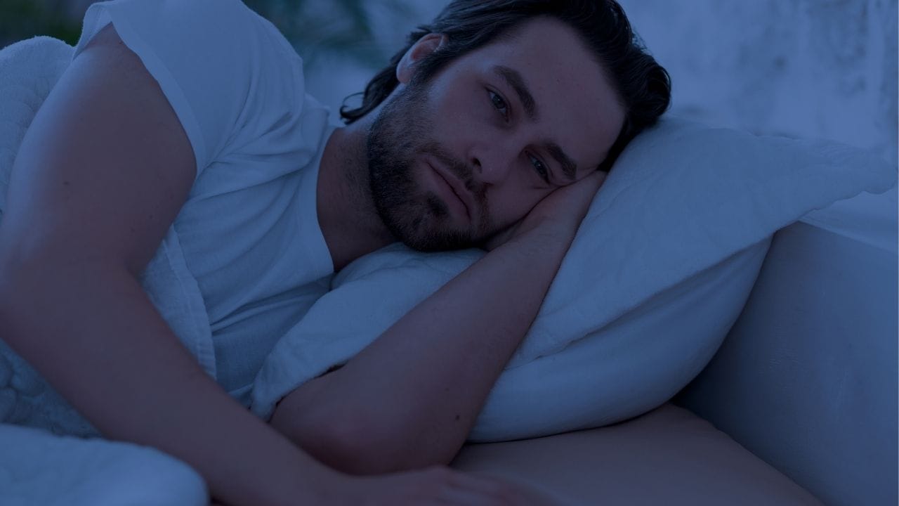 ચોથી સલાહ એ છે કે મોડી રાત્રે કામ કરવાનું ટાળવું. જો તમે સૂવાના સમય સુધી સતત કામ કરતા રહો છો, તો મનને શાંત થવા માટે સમય મળતો નથી. નિષ્ણાતો સલાહ આપે છે કે સૂવાના ઓછામાં ઓછા ત્રણ કલાક પહેલાં કામ બંધ કરી દેવું જોઈએ, જેથી મન અને શરીર આરામ માટે તૈયાર થઈ શકે.