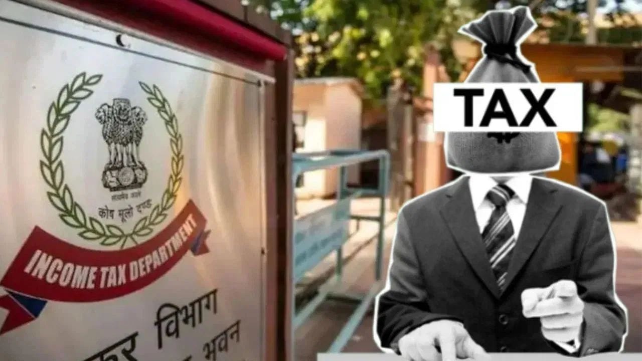 'Schedule FA' માં આવકની નહીં પરંતુ એસેટ (મિલકત) ની માહિતી જાય છે. ડિવિડન્ડને હંમેશા 'Income from Other Sources' (અન્ય સ્ત્રોતોમાંથી આવક) ના ખાનામાં દર્શાવવું જરૂરી છે. આજે ભારત ઘણા દેશો સાથે નાણાકીય માહિતી શેર કરે છે, જેનાથી ટેક્સ વિભાગને વિદેશી ખાતા અને ડિવિડન્ડની વિગતો સરળતાથી મળી જાય છે. જો તમારા ITR અને આ ડેટા વચ્ચે તફાવત જોવા મળે, તો તમને નોટિસ મળી શકે છે. જો તમે ભૂલથી ડિવિડન્ડ નથી દર્શાવ્યું, તો તેને 'અન્ડર-રિપોર્ટિંગ' માનવામાં આવશે. આવા કિસ્સાઓમાં ટેક્સની રકમ પર 50% થી લઈને 200% સુધીની પેનલ્ટી (દંડ) લાગી શકે છે. 