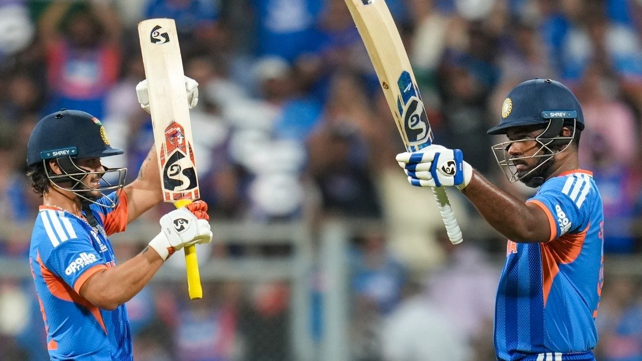 મેચના શરૂઆતના તબક્કામાં ઇંગ્લેન્ડની ટીમને સંજુ સેમસનને આઉટ કરવાની સોનેરી તક મળી હતી. લગભગ 2.2 ઓવરે જ્યારે સંજુ 15 રન પર રમતા હતા ત્યારે ઇંગ્લેન્ડના કેપ્ટન Harry Brookએ તેમનો સરળ કેચ છોડ્યો. આ ક્ષણ મેચ માટે ટર્નિંગ પોઈન્ટ સાબિત થઈ, કારણ કે તે સમયે સંજુ હજુ સેટ થયા નહોતા અને ઇંગ્લેન્ડ માટે તેમને આઉટ કરવો સરળ હતો.