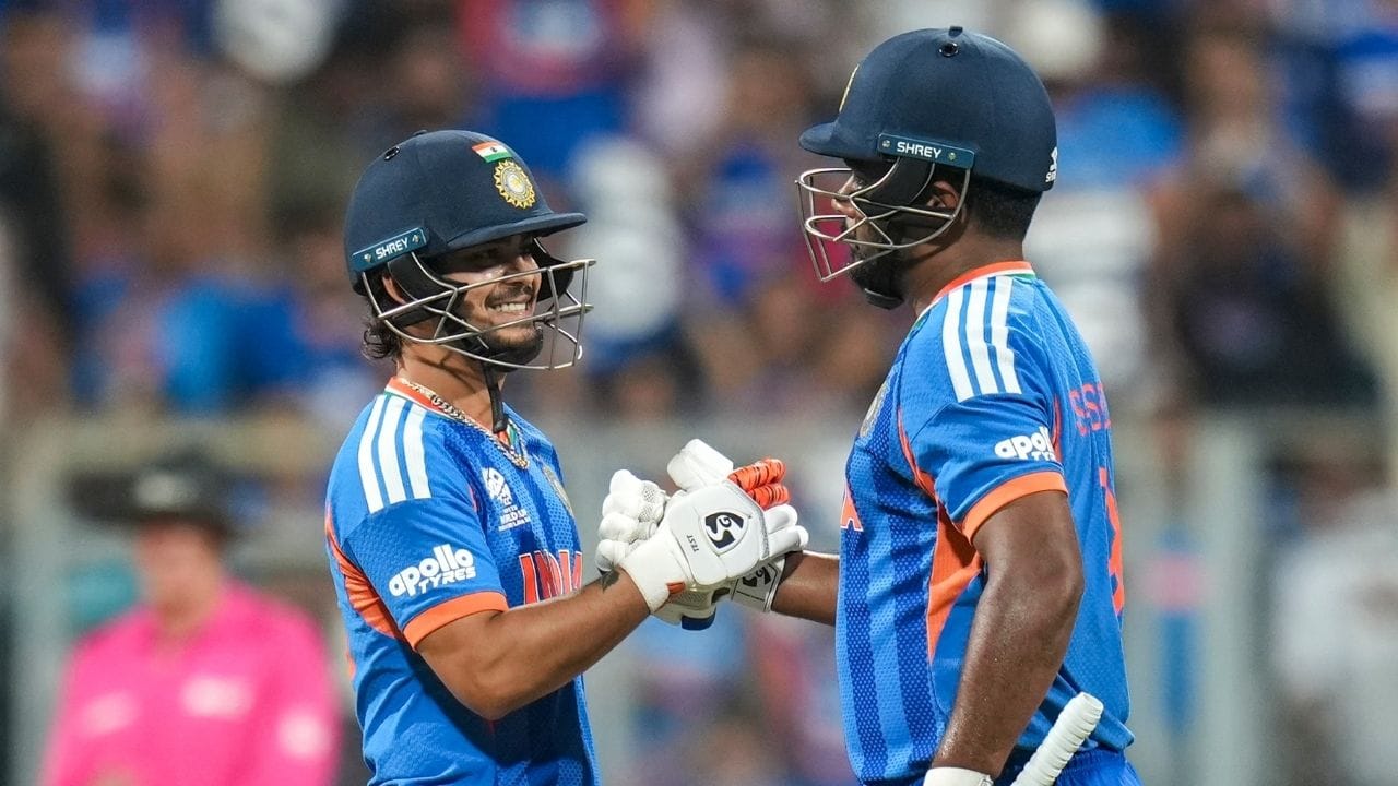 કેચ છૂટ્યા બાદ સંજુ સેમસને પોતાની બેટિંગ વધુ આક્રમક બનાવી. તેમણે મેદાનના તમામ ભાગોમાં શોટ્સ રમ્યા અને ઇંગ્લેન્ડના બોલરો પર દબાણ બનાવ્યું. ખાસ કરીને પાવરપ્લે બાદ તેમણે સ્પિનરો સામે મોટા શોટ્સ લગાવી સ્કોર ઝડપથી આગળ વધાર્યો. તેમની આ બેટિંગને કારણે ભારતનો રન રેટ સતત વધતો રહ્યો.