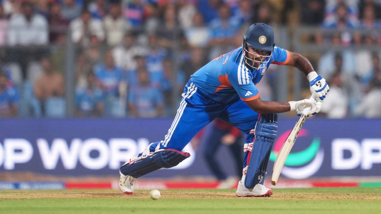 સેમસને કુલ 13 ઓવર સુધી ક્રિઝ પર રહી શાનદાર 41 બોલમાં 89 રન બનાવ્યા. તેમની ઇનિંગમાં 8 ચોગ્ગા અને 7 છગ્ગા સામેલ હતા, જે દર્શાવે છે કે તેમણે કેટલા આક્રમક અંદાજમાં બેટિંગ કરી. આ ઇનિંગ ભારત માટે ખૂબ જ મહત્વપૂર્ણ રહી કારણ કે તેણે ટીમને મોટા સ્કોર તરફ આગળ ધપાવી.