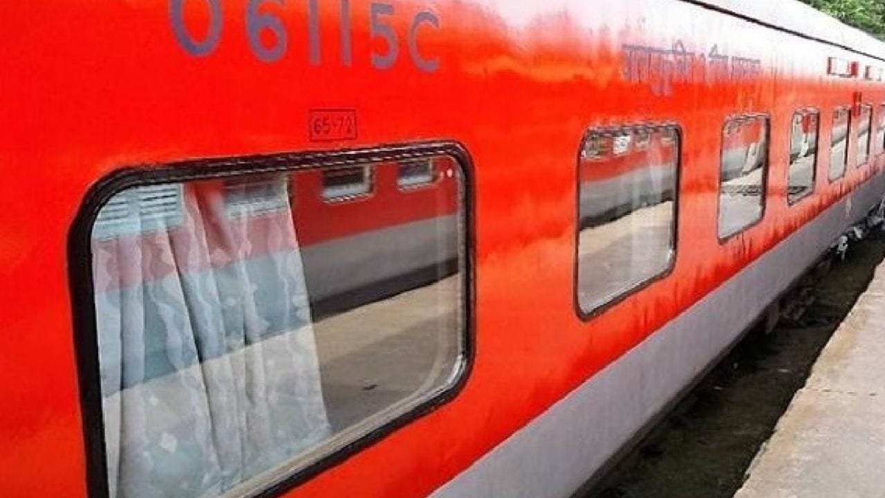 સરકારે આ યોજના વધુ ઉપયોગી બને તે માટે એક વધુ મહત્વપૂર્ણ વ્યવસ્થા પણ ઉમેરેલી છે. જો કોઈ પુરસ્કાર વિજેતા સૈનિક અથવા તેમની વિધવા સાથે કોઈ એટેન્ડન્ટ મુસાફરી કરે, તો તેને પણ મફત મુસાફરીની છૂટ આપવામાં આવશે. આ ખાસ કરીને વૃદ્ધ અથવા ઘાયલ સૈનિકો માટે ખૂબ જ મદદરૂપ સાબિત થશે, જેમને મુસાફરી દરમિયાન સહાયની જરૂર હોય છે.