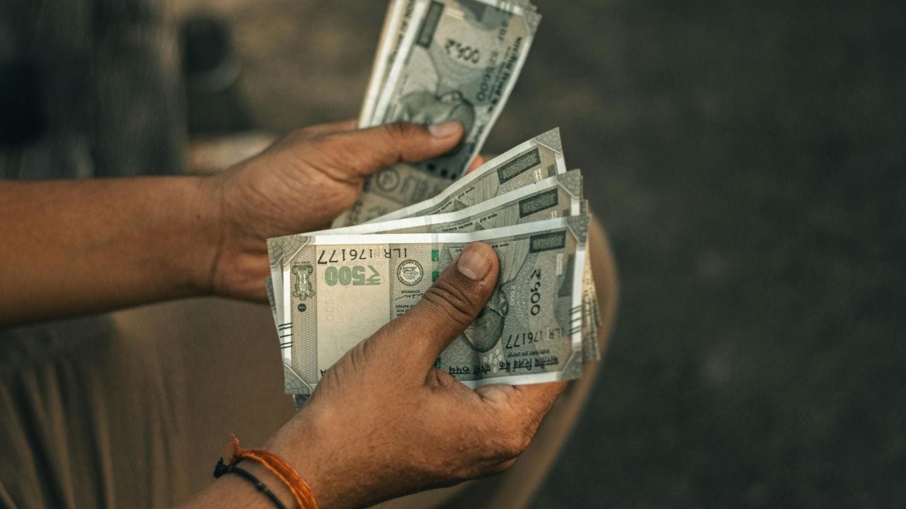 વિશ્વ બજારમાં વધતા દબાણો પણ આ ઘટાડા પાછળનું મોટું કારણ માનવામાં આવે છે. ડોલર ઇન્ડેક્સ 100 થી ઉપર મજબૂત રહ્યો છે, જે ડોલરની માંગ વધારતો રહ્યો છે. સાથે જ, ભૂરાજકીય તણાવ અને પુરવઠા સંબંધી ચિંતાઓને કારણે બ્રેન્ટ ક્રૂડના ભાવમાં વધારો થયો છે, જેના કારણે તેલ આયાત કરનારા દેશ તરીકે ભારત પર વધારાનો દબાણ આવ્યો છે.