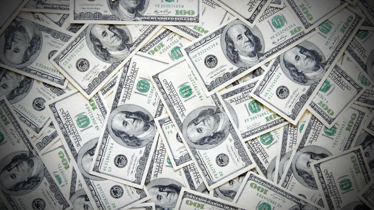 આ પરિસ્થિતિની સીધી અસર શેરબજાર પર પણ જોવા મળી રહી છે. સેન્સેક્સ 1,733 પોઈન્ટ તૂટી 71,849 પર બંધ થયો, જ્યારે નિફ્ટી 528 પોઈન્ટ ઘટીને 22,291 પર બંધ થયો. વિદેશી સંસ્થાકીય રોકાણકારોએ પણ બજારમાંથી મોટાપાયે નાણાં કાઢ્યા છે, જે બજારની નબળાઈને વધુ વધારતું કારણ બન્યું છે.