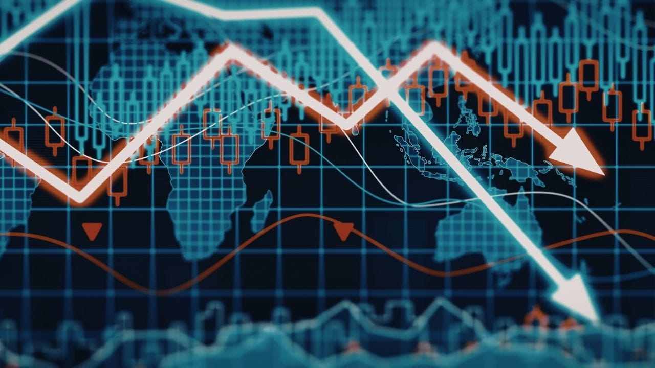 બીજી તરફ કાચા તેલના વધતા ભાવના કારણે ભારતીય રૂપિયો પણ દબાણમાં આવી ગયો છે. ગુરુવારે રૂપિયા ડોલર સામે 30 પૈસા નબળો પડીને 92.34 ના સ્તરે પહોંચ્યો, જે તેના સર્વકાલીન નીચા સ્તર નજીક છે. નબળો રૂપિયો દેશના આયાત બિલમાં વધારો કરી શકે છે અને ચાલુ ખાતાની ખાધને વધુ વિસ્તૃત કરવાની શક્યતા ઊભી કરે છે.