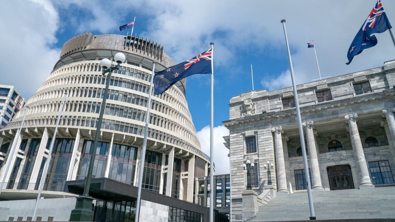 ઇમિગ્રેશન ન્યૂઝીલેન્ડની માર્ગદર્શિકા મુજબ, સ્ટુડન્ટ વિઝા ધરાવતા વિદ્યાર્થીઓ તેમના અભ્યાસક્રમના પ્રકાર અને લેવલના આધારે પોતાના જીવનસાથી અને બાળકો માટે અલગ-અલગ પ્રકારના વિઝા માટે સ્પોન્સર કરી શકે છે. તેમાં મુલાકાતી વિઝા, વર્ક વિઝા અને સ્ટુડન્ટ વિઝા સામેલ છે. જોકે, દરેક માટે પાત્રતા નિયમો અભ્યાસક્રમ પર આધારિત હોય છે.