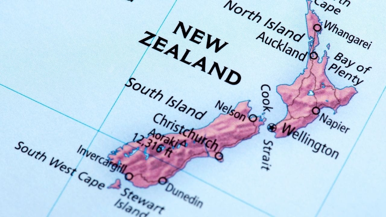 પરિવારને સાથે લાવવા માટે સામાન્ય રીતે “પાર્ટનર ઓફ અ સ્ટુડન્ટ વિઝિટર વિઝા” અને “ચાઇલ્ડ ઓફ અ સ્ટુડન્ટ વિઝિટર વિઝા” ઉપયોગમાં લેવાય છે. આ વિઝા હેઠળ જીવનસાથી અને બાળકો ન્યૂઝીલેન્ડમાં રહી શકે છે. કેટલીક પરિસ્થિતિઓમાં, જીવનસાથીને વર્ક વિઝા અને બાળકોને સ્ટુડન્ટ વિઝા પણ મળી શકે છે. સામાન્ય રીતે, પરિવારના સભ્યોને મળતો વિઝાનો સમયગાળો વિદ્યાર્થીના વિઝા જેટલો જ હોય છે.