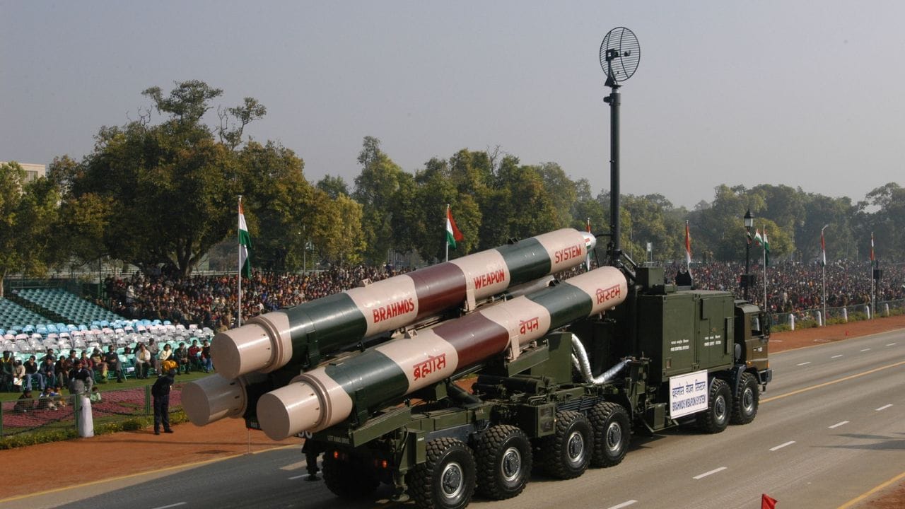 ભારત પાસે દુનિયાની સૌથી ઝડપી સુપરસોનિક ક્રૂઝ મિસાઇલ 'બ્રહ્મોસ' છે. આ મિસાઇલ 'હવા, જમીન અને યુદ્ધ જહાજ' એમ ત્રણેય સ્થાનેથી છોડી શકાય છે. આની રેન્જ વધારીને હવે 800 કિલોમીટર કરવામાં આવી રહી છે. મેક-3ની ઝડપ ધરાવતી બ્રહ્મોસને રોકવી દુનિયાની અદ્યતન ડિફેન્સ સિસ્ટમ માટે પણ મુશ્કેલ છે. આ જ કારણ છે કે, ચીન જેવા દેશો પણ તેનાથી ડરે છે.