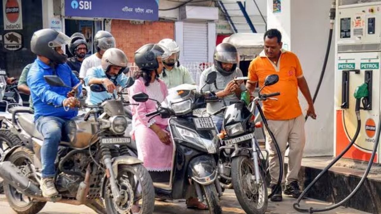 સરકાર દ્વારા ઇંધણ પુરવઠો અટકી ન જાય તે માટે ખાસ નિયમો બનાવવામાં આવ્યા છે. PESOની માર્ગદર્શિકા મુજબ, દરેક પેટ્રોલ પંપને ઓછામાં ઓછા ત્રણ દિવસના સરેરાશ વેચાણ જેટલો સ્ટોક રાખવો ફરજિયાત છે. એટલે કે, જો કોઈ કારણસર પુરવઠામાં થોડો વિક્ષેપ આવે તો પણ સામાન્ય ગ્રાહકોને તાત્કાલિક મુશ્કેલી ન પડે.