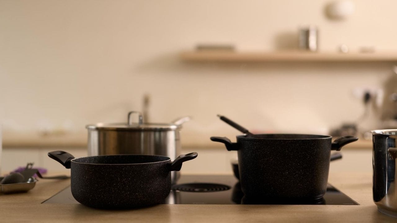 ઇન્ડક્શન કૂકટોપમાં સામાન્ય રીતે 1200 વોટથી 2000 વોટ સુધીની શક્તિ હોય છે. રસોઈનો ખર્ચ મુખ્યત્વે કૂકરના પાવર રેટિંગ અને તે કયા તાપમાને વપરાય છે તેના પર આધાર રાખે છે. સામાન્ય રીતે 2000 વોટનું ઇન્ડક્શન કૂકટોપ મહત્તમ સેટિંગ પર કલાક દીઠ અંદાજે બે યુનિટ વીજળી વાપરે છે. જો વીજળીનો દર ₹8 પ્રતિ યુનિટ હોય, તો એક કલાકમાં આશરે ₹16 જેટલો ખર્ચ થાય છે.