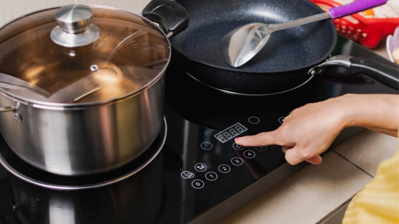 બજારમાં ઇન્ડક્શન કૂકરની કિંમત સામાન્ય રીતે ₹1,200 થી ₹4,000 સુધી હોય છે. 1900 વોટ અને 2200 વોટ જેવી વધુ ક્ષમતાવાળી કૂકરની માંગ ખાસ કરીને કેન્ટીન, ઢાબા અને રેસ્ટોરાંમાં વધુ જોવા મળે છે. જ્યારે ઘરેલુ ઉપયોગ માટે 1200 થી 1500 વોટવાળા ઇન્ડક્શન કૂકર વધુ લોકપ્રિય છે.