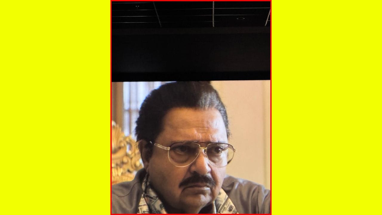 રાકેશ બેદી 'ધુરંધર 2' માં જમીલ જમાલી તરીકે પોતાના યાદગાર અભિનયથી દર્શકોના દિલ જીતી રહ્યા છે પરંતુ આ ભૂમિકા પહેલા રાકેશ બેદીએ 'તારક મહેતા કા ઉલ્ટા ચશ્મા'માં પોતાની હાજરી નોંધાવી દીધી હતી. બેદીની ખાસિયત રહી છે કે, તેઓ જે પણ ભૂમિકા ભજવે છે તેને સંપૂર્ણપણે અપનાવી લે છે.