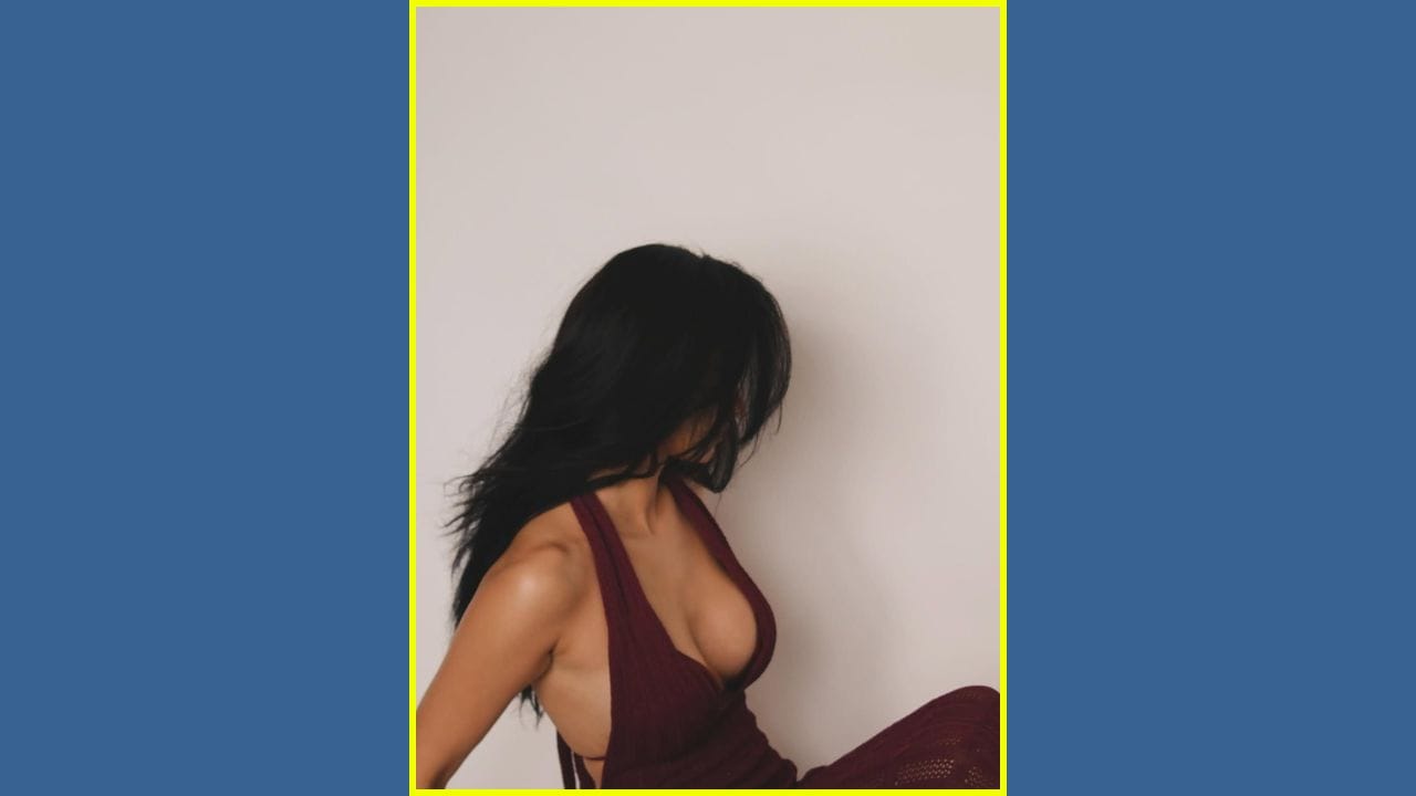 હેરસ્ટાઇલની વાત કરીએ તો, તેના ખુલ્લા, લાંબા અને નેચરલી વેવી વાળ આખા લુકને એકદમ 'એફર્ટલેસ' બનાવે છે. ક્યાંક તે વાળમાં હાથ ફેરવતી જોવા મળે છે, તો ક્યાંક હળવી મૂવમેન્ટ સાથે એક સિનેમેટિક ફીલ ક્રિએટ કરે છે, જે દરેક ફ્રેમને આકર્ષક બનાવી દે છે.