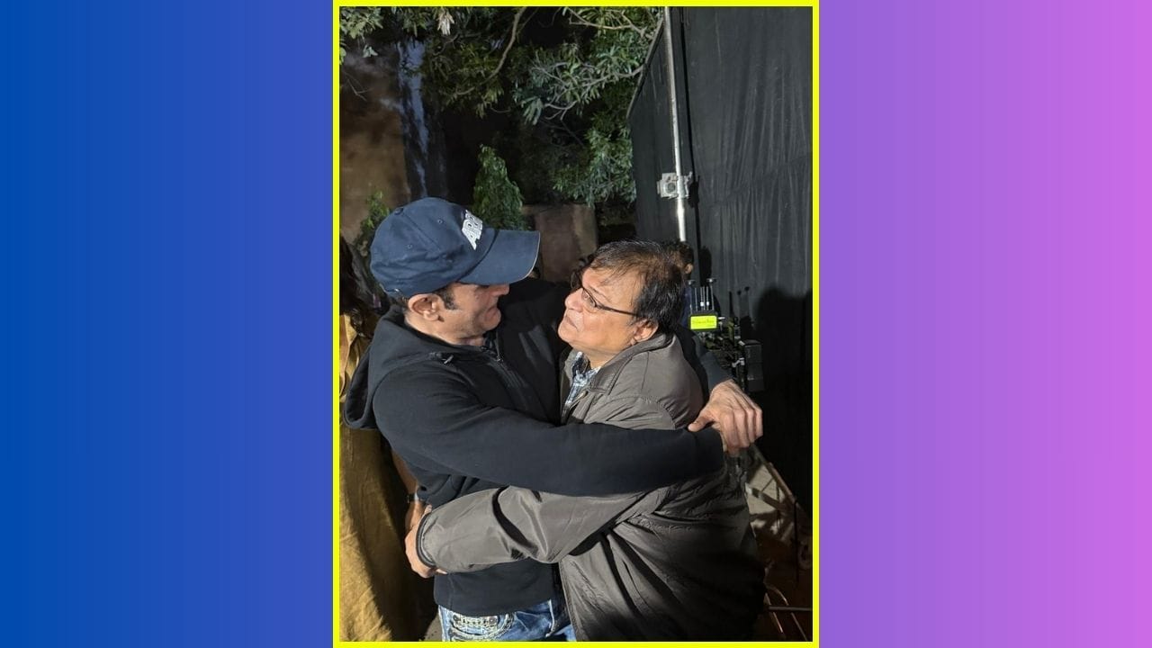 ફિલ્મ 'ધુરંધર' અને 'ધુરંધરઃ ધ રિવન્જ'ની સફળતા વચ્ચે જે પાત્રની સૌથી વધુ ચર્ચા થઈ રહી છે, તે રણવીર સિંહ કે અર્જુન રામપાલ નથી પરંતુ ટીવીથી લઈને મોટા પડદા સુધી લોકોને હસાવનારા રાકેશ બેદી છે. તેમણે ફિલ્મમાં પાકિસ્તાની નેતા અને ભારતીય જાસૂસ જમીલ જમાલીની ભૂમિકા ભજવી છે. 150 ફિલ્મ અને લોકપ્રિય ટીવી શોમાં કામ કરી ચૂકેલા દિગ્ગજ અભિનેતા રાકેશ બેદીએ વર્ષ 1979માં ફિલ્મ 'હમારે તુમ્હારે'થી અભિનયની શરૂઆત કરી હતી, ત્યારથી તેઓ સતત લોકોના ચહેરા પર સ્મિત લાવી રહ્યા છે. એવામાં શું તમે જાણો છો કે, તેઓ 'તારક મહેતા કા ઉલ્ટા ચશ્મા' જેવા સુપરહિટ શોનો પણ હિસ્સો રહી ચૂક્યા છે?