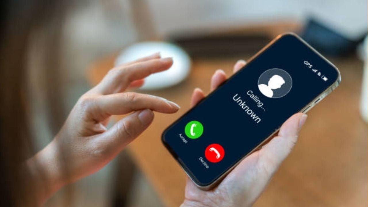 જ્યારે પણ કૉલ કરો છો કે તમારા ફોનમાં કોલ આવે છે ત્યારે તમારા ફોન પર ઈન્ટરનેટ ગાયબ થઈ જાય છે અને ફોનમાં સામે વાળી વ્યક્તિનો બરોબર અવાજ નથી સંભળાતો કે પછી ફોન જ કટ થઈ જાય છે. આવા સમય દરમિયાન, કાં તો ઇન્ટરનેટ સંપૂર્ણપણે જતુ રહે છે, અથવા ઈન્ટરનેટ કનેક્શનનો પ્રોબલમ ઉભો થાય છે.(ફોટો ક્રેડિટ-istock)