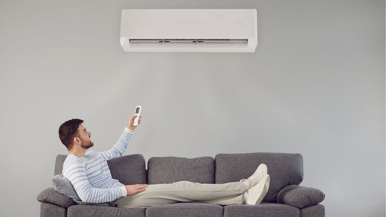 ઇન્વર્ટર એસી નવી અને અદ્યતન ટેકનોલોજી પર આધારિત છે. તેમાંનો કોમ્પ્રેસર રૂમના તાપમાન પ્રમાણે તેની ગતિ વધારતો અથવા ઘટાડતો રહે છે. જ્યારે રૂમનું તાપમાન સેટ કરેલા લેવલની નજીક આવે છે, ત્યારે કોમ્પ્રેસર ધીમા ગતિએ ચાલુ જ રહે છે. આથી તાપમાન સ્થિર રહે છે અને મશીનને વારંવાર ચાલુ અને બંધ થવાની જરૂર પડતી નથી. પરિણામે વીજળીની બચત થાય છે અને અવાજ પણ ઓછો રહે છે.