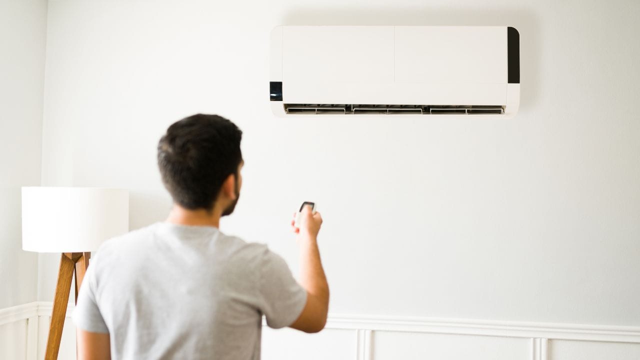 બંને પ્રકારના એસીનું આયુષ્ય સામાન્ય રીતે સારું હોય છે. પરંતુ ઇન્વર્ટર એસીમાં કોમ્પ્રેસર સાથે પીસીબી (PCB) સિસ્ટમ હોય છે, તેથી તેમાં કોઈ ખામી થાય તો સમારકામનો ખર્ચ થોડો વધારે થઈ શકે છે. બીજી તરફ, નોન-ઇન્વર્ટર એસીની ટેકનોલોજી સરળ હોવાથી તેના ભાગો સરળતાથી મળી જાય છે અને રિપેરિંગ પણ સહેલું હોય છે.