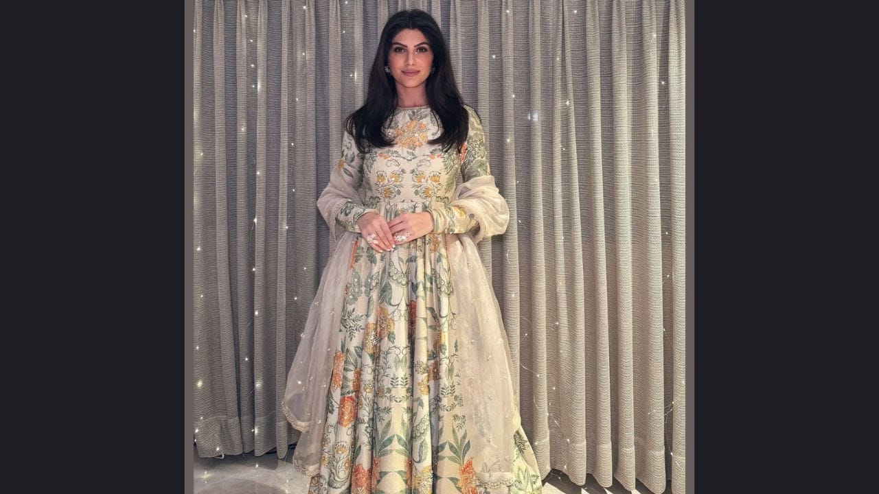 ફ્લોરલ અનારકલી સૂટમાં એલનાઝનો લુક સોફ્ટ અને એલીગન્ટ લાગે છે. હળવા રંગોમાં ફ્લોરલ પ્રિન્ટ તેમની સ્ટાઇલને તાજગી આપે છે. ફ્લોય ફેબ્રિક અને ચળકતા દુપટ્ટા સાથે આઉટફિટમાં સમૃદ્ધિ ઉમેરાય છે. સિમ્પલ એક્સેસરીઝ અને મોનોક્રોમ મેકઅપ તેને દિવસના ફંક્શન માટે યોગ્ય બનાવે છે.