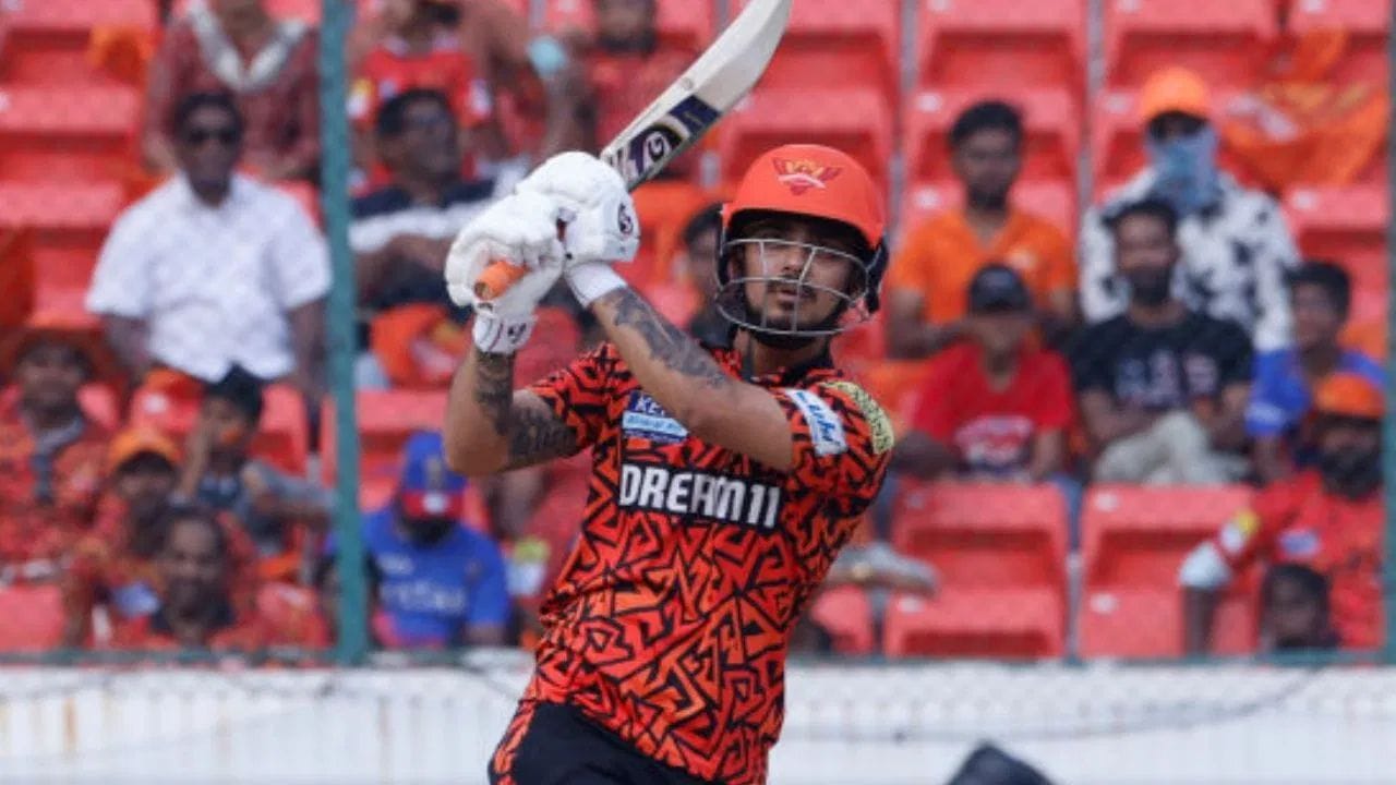 આ પરિસ્થિતિમાં ઈશાન કિશનનું નામ આગળ આવી રહ્યું છે. અહેવાલો મુજબ, ટીમ મેનેજમેન્ટ શરૂઆતની મેચોમાં કિશનને કેપ્ટન તરીકે પસંદ કરી શકે છે. તાજેતરમાં તેણે શાનદાર ફોર્મ બતાવ્યું છે, જે તેને આ જવાબદારી માટે મજબૂત દાવેદાર બનાવે છે.