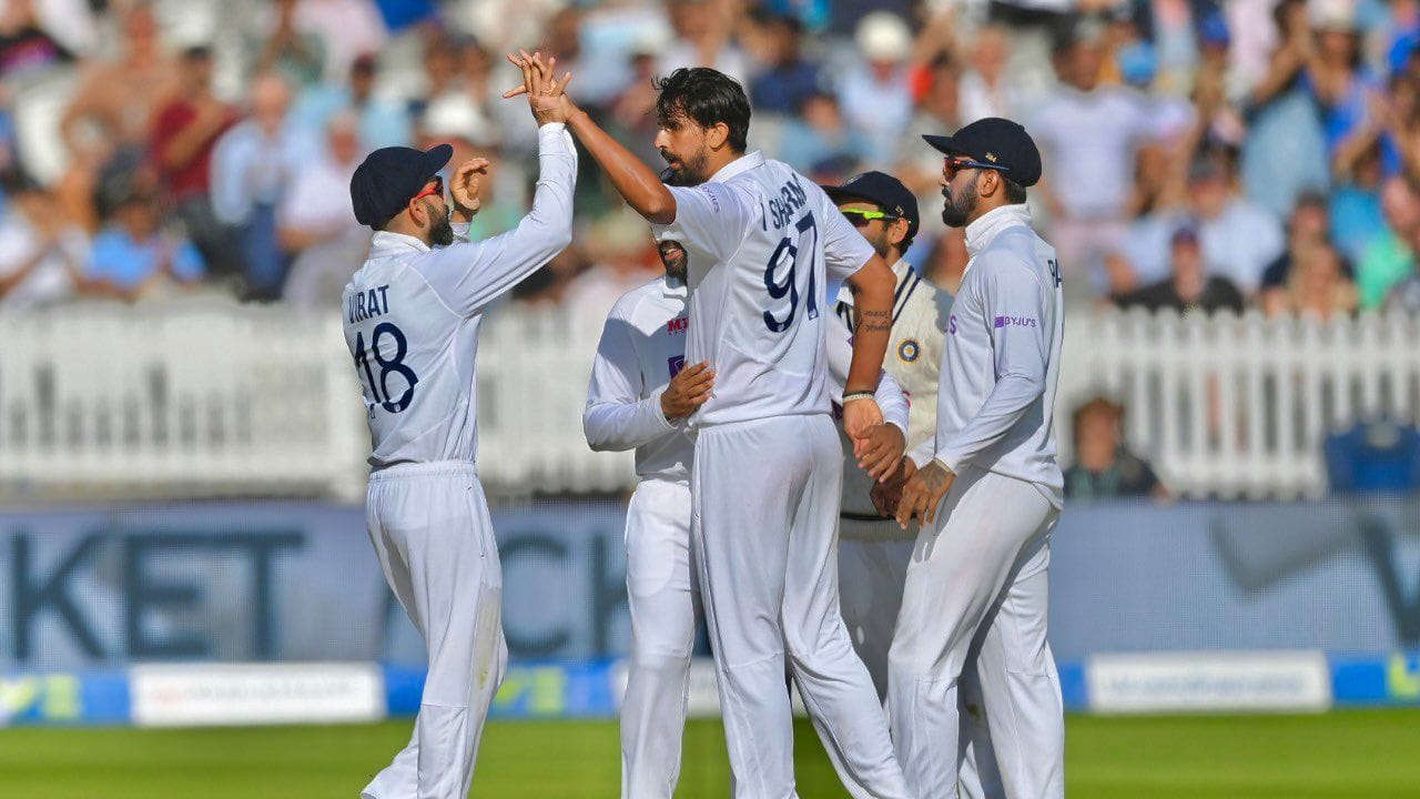 2020માં ભારત સરકારે તેને ક્રિકેટમાં તેની ઉત્કૃષ્ટ સિદ્ધિને માન્યતા આપવા માટે અર્જુન એવોર્ડ એનાયત કર્યો છે. ઈશાંત શર્મા 2013 ICC ચેમ્પિયન્સ ટ્રોફી જીતનાર ભારતીય ટીમનો સભ્ય હતો.