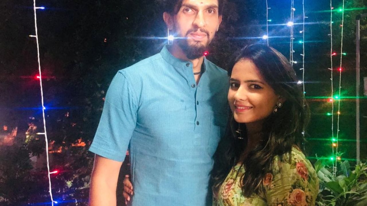 ઇશાંતે 2006માં ભારતની અંડર-19 ટીમ સાથે ઇંગ્લેન્ડ અને 2006-07માં પાકિસ્તાનનો પ્રવાસ કર્યો હતો. તેણે ભારત માટે ત્રણ યુવા ટેસ્ટ અને છ યુવા વન-ડે આંતરરાષ્ટ્રીય મેચ રમી હતી. 