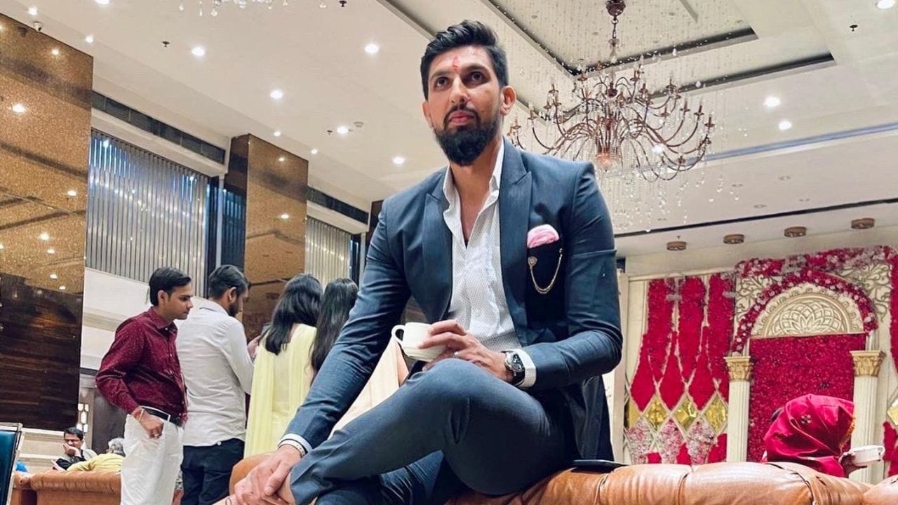 2008માં ઓસ્ટ્રેલિયામાં તેના મજબૂત પ્રદર્શનના આધારે, ઇશાંત શર્માને ઇન્ડિયન પ્રીમિયર લીગ માટે ખેલાડીઓના ઓક્શમાં કોલકાતા નાઈટ રાઇડર્સ દ્વારા 950,000 ની   બોલી પર ખરીદવામાં આવ્યો હતો. આ ટુર્નામેન્ટમાં કોઈપણ બોલર માટે ચૂકવવામાં આવેલી સૌથી વધુ રકમ હતી.