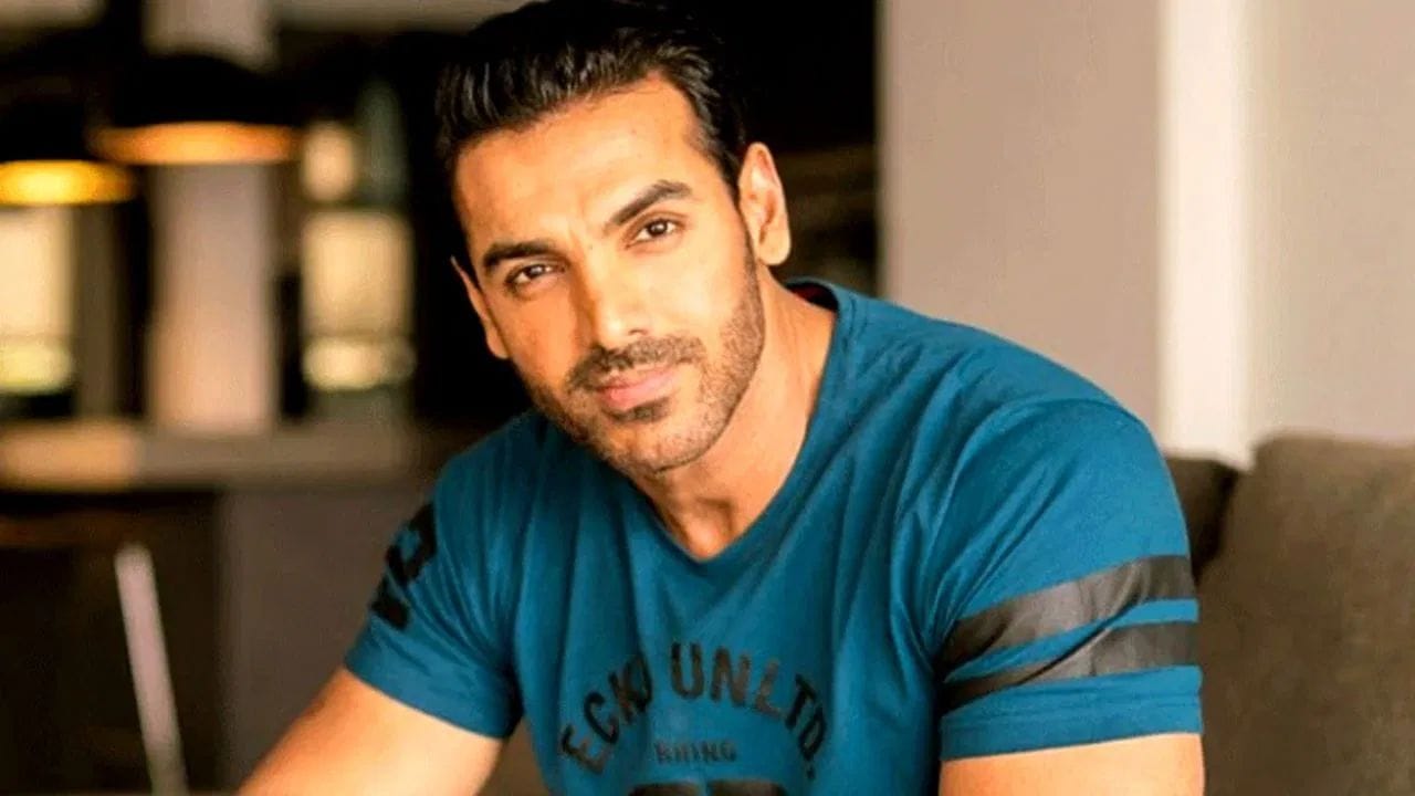 જોન અબ્રાહમ (John Abraham): બોલિવુડના મશહૂર અભિનેતા જોન અબ્રાહમ પણ ઈરાન સાથે ખાસ સંબંધ ધરાવે છે. તેમના પિતા મલયાલી ખ્રિસ્તી છે, જ્યારે તેમની માતા ઈરાની મૂળના છે.