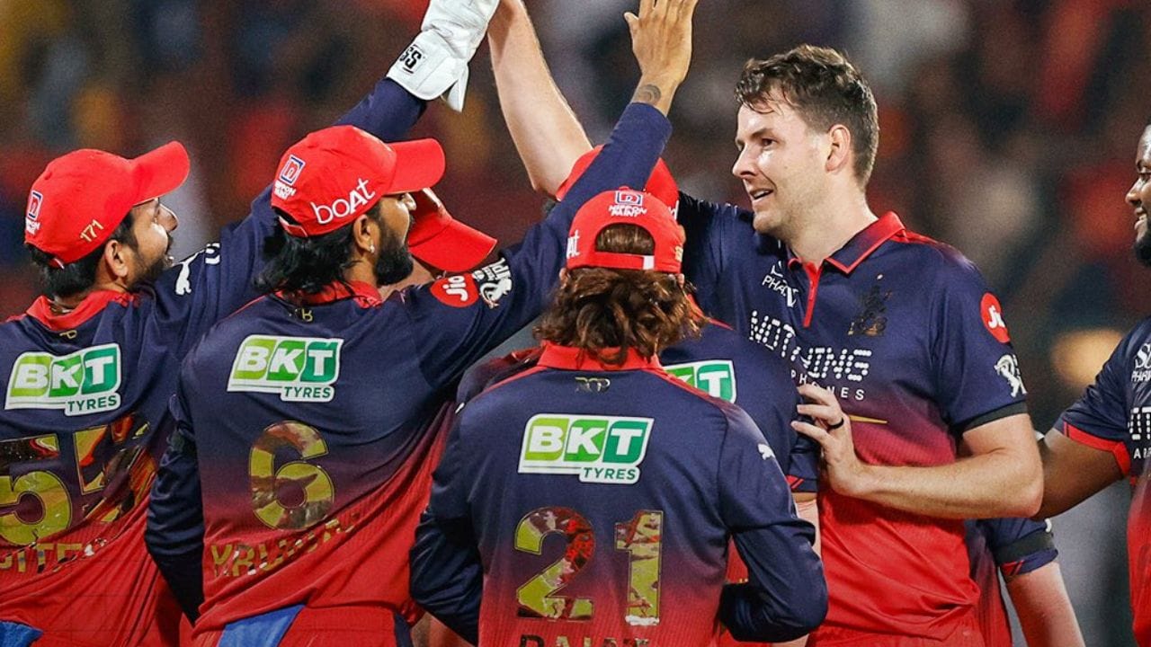 તે જ ઓવરમાં ટ્રેવિસ હેડે બાઉન્ડ્રી ફટકારવાનો પ્રયાસ કર્યો, પરંતુ બોલ સીધો ફિલ સોલ્ટના હાથમાં ગયો અને ડફીએ હેડને પોવેલિયન મોકલી દીધો. આ ઘટના દર્શાવે છે કે કેટલી ઝડપ અને કન્ટ્રોલ સાથે બોલ ફેંકી રહ્યો હતો.