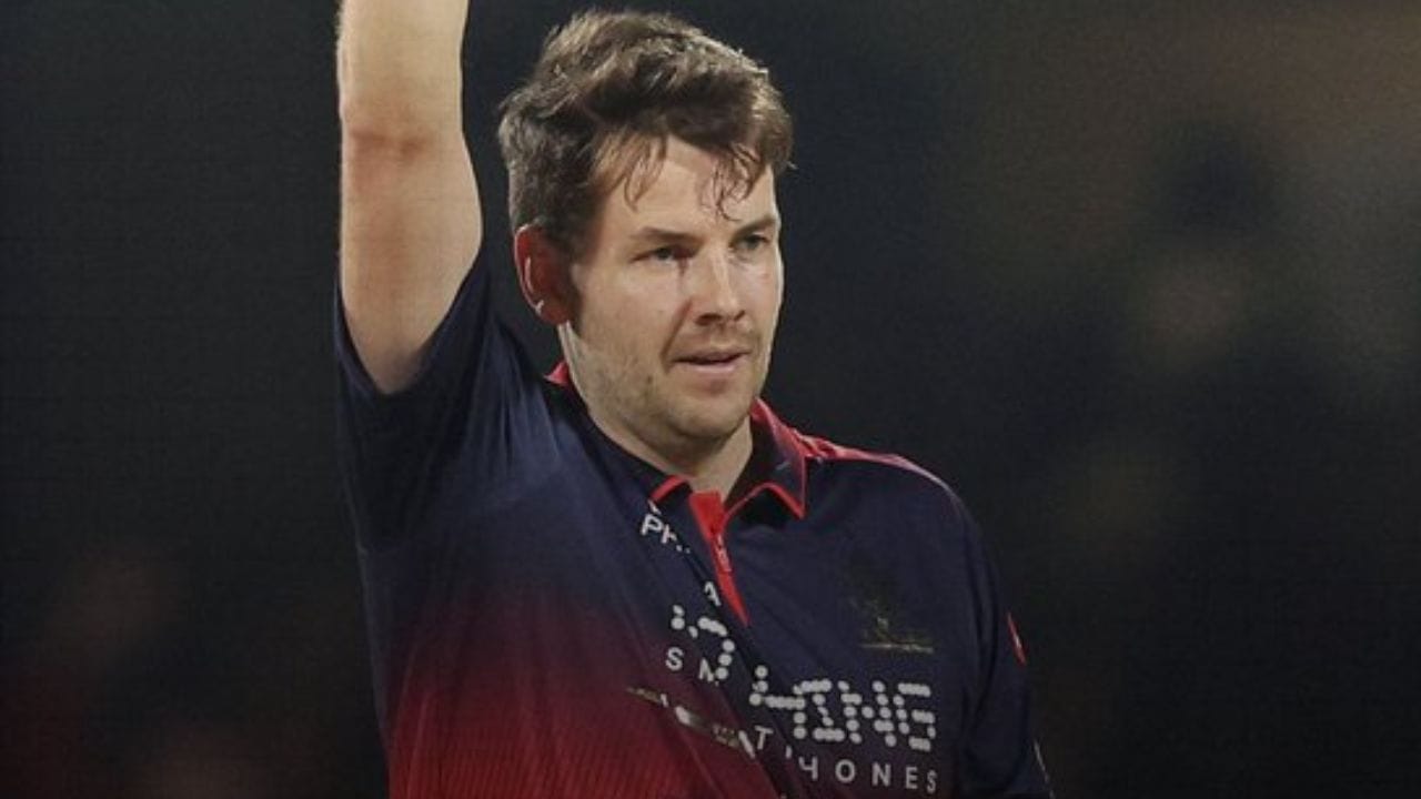 જેકબ ડફીએ પાવરપ્લેમાં સતત ત્રણ વિકેટો લઈ સનરાઇઝર્સને મુશ્કેલ સ્થિતિમાં મૂકી દીધું. નીતિશ કુમાર રેડ્ડી પણ ડફીનો શિકાર બની ગયો, જેના કારણે SRH પર પ્રેશર વધી ગયું. મેચમાં ડફીની ફાસ્ટ બોલિંગ સ્ટાઈલ ખૂબ ઘાતક રહી.