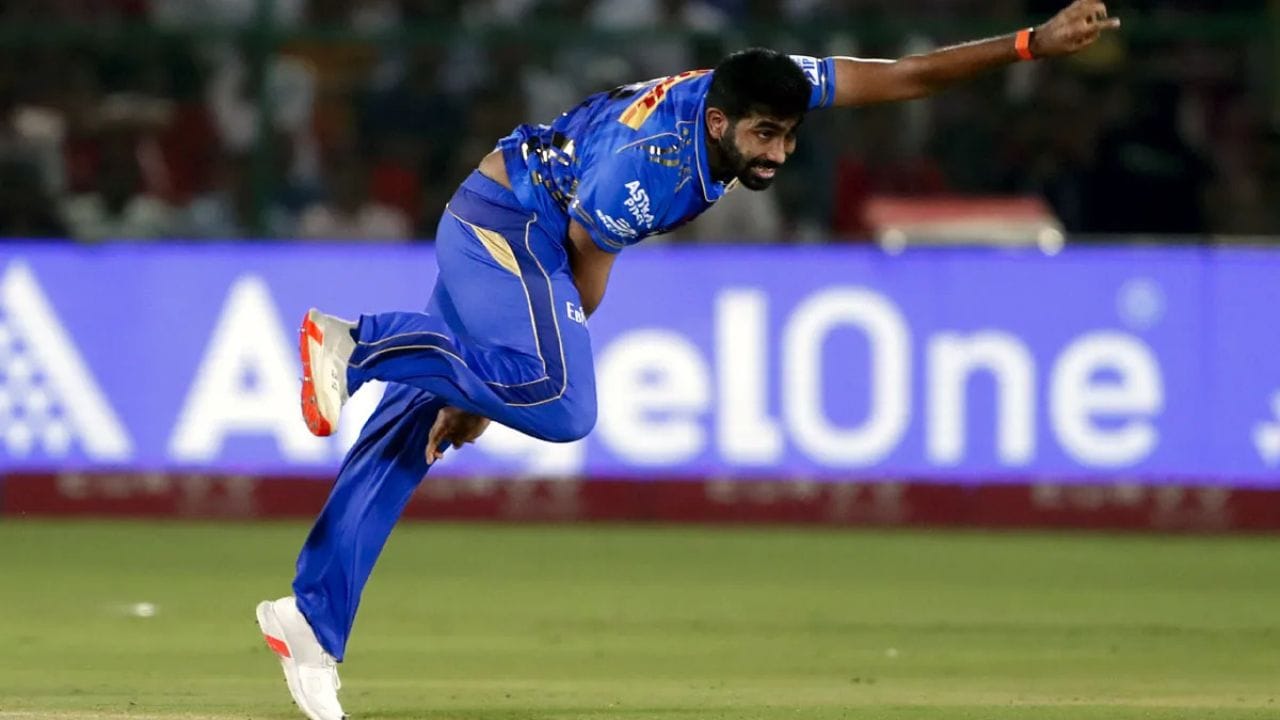 આંકડા દર્શાવે છે કે જો કોઈ બોલરે IPLના ઈતિહાસમાં સૌથી વધુ નો-બોલ ફેંક્યા હોય તો તે જસપ્રીત બુમરાહ છે. બુમરાહ આ બાબતમાં એટલો આગળ છે કે કોઈ તેની નજીક પણ નથી, અને હાલમાં કોઈ તેનો રેકોર્ડ તોડી શકે તેવી શક્યતા નથી. 