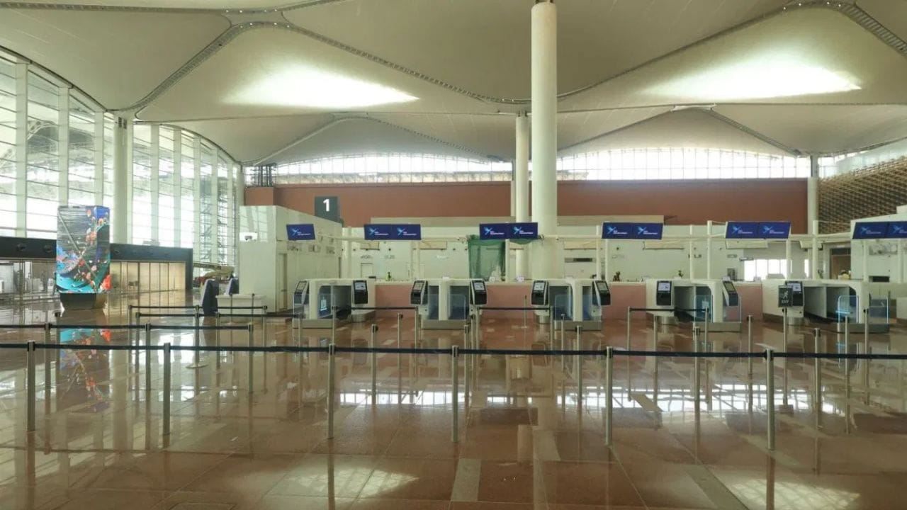  મુસાફરો અને એરલાઇન્સ બંને માટે સંચાલન ખર્ચની દ્રષ્ટિએ, દિલ્હીનું ઇન્દિરા ગાંધી આંતરરાષ્ટ્રીય વિમાનમથક સૌથી મોંઘુ માનવામાં આવે છે. તે દેશમાં સૌથી વધુ યુઝર ડેવલપમેન્ટ ફી વસૂલ કરે છે, અને એરલાઇન્સ માટે નોંધપાત્ર રીતે ઊંચા લેન્ડિંગ અને પાર્કિંગ ચાર્જ પણ લાદે છે.(ફોટો ક્રેડિટ-સોશિયલ મીડિયા)