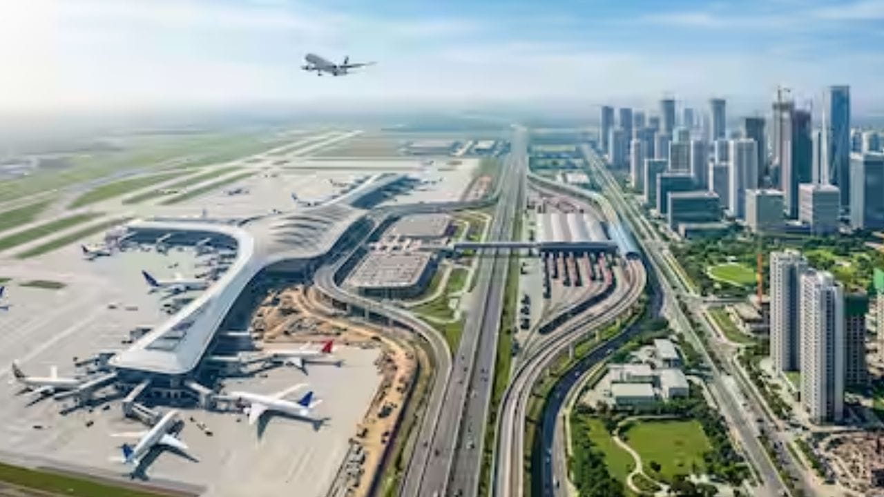 કુલ બાંધકામ ખર્ચની દ્રષ્ટિએ, જેવર એરપોર્ટને હાલમાં ભારતના સૌથી મોંઘા એરપોર્ટ પ્રોજેક્ટ તરીકે ગણવામાં આવે છે. આ માટે તેમાં આશરે ₹30,000 કરોડના જંગી લાંબા ગાળાના રોકાણને આભારી છે. જો કે, જેમ જેમ નવી મુંબઈ એરપોર્ટ વધુ વિસ્તરણમાંથી પસાર થઈ રહ્યું છે, તેમ તેમ આગામી વર્ષોમાં આ ટાઇટલ માટેની સ્પર્ધા નોંધપાત્ર રીતે તીવ્ર બની શકે છે. (ફોટો ક્રેડિટ-સોશિયલ મીડિયા)