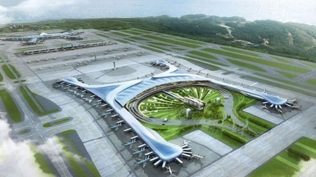 નોઈડા આંતરરાષ્ટ્રીય એરપોર્ટ ફક્ત એક એરપોર્ટ નથી; તેને ભારતના સૌથી મોટા ઉડ્ડયન કેન્દ્ર તરીકે કલ્પના કરવામાં આવી છે. જ્યારે ફક્ત પ્રથમ તબક્કામાં જ આશરે ₹11,200 કરોડ ખર્ચવામાં આવ્યા છે, ત્યારે ચારેય તબક્કામાં કુલ અંદાજિત રોકાણ ₹29,560 કરોડ છે. 2040 સુધીમાં પૂર્ણ થયા પછી, એરપોર્ટમાં છ રનવે હોવાની અપેક્ષા છે. આ તેને એશિયાના સૌથી મોટા એરપોર્ટમાંનું એક બનાવશે.(ફોટો ક્રેડિટ-સોશિયલ મીડિયા)