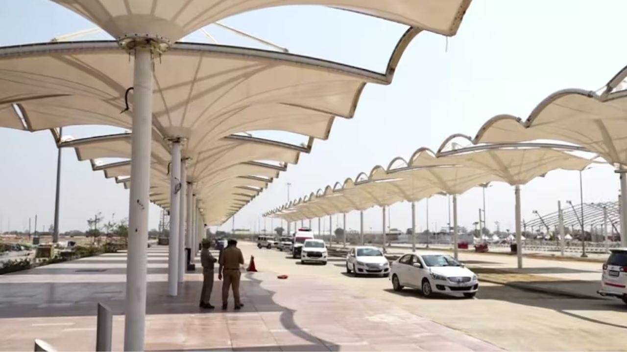 સૌથી મોંઘા એરપોર્ટના ખિતાબ માટેનો બીજો મજબૂત દાવેદાર નવી મુંબઈ આંતરરાષ્ટ્રીય એરપોર્ટ છે. તેનો પ્રથમ તબક્કો ઓક્ટોબર 2025 માં ઉદ્ઘાટન કરવામાં આવ્યો હતો. આ સુવિધાના નિર્માણમાં આશરે ₹19,650 કરોડનો ખર્ચ થયો હતો. ભવિષ્યના વિસ્તરણ યોજનાઓ પ્રોજેક્ટના કુલ ખર્ચમાં નોંધપાત્ર વધારો કરી શકે છે; ત્રીજા તબક્કા માટે જ ₹30,000 કરોડના રોકાણની જરૂર પડશે એવો અંદાજ છે. (ફોટો ક્રેડિટ-સોશિયલ મીડિયા)