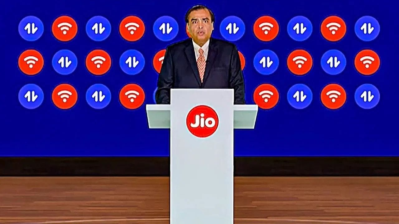 Jio Platforms રિલાયન્સ ગ્રુપની સૌથી મહત્વપૂર્ણ કંપનીઓમાંની એક છે અને તે ભારતની સૌથી મોટી મોબાઇલ સેવા પ્રદાતાઓમાં સ્થાન ધરાવે છે. રોકાણ બેન્કરોના અંદાજ પ્રમાણે, કંપનીનું મૂલ્યાંકન લગભગ $170 બિલિયન સુધી પહોંચી શકે છે. જો આ IPO સફળતાપૂર્વક આવે છે, તો તે ભારતના ઈતિહાસમાં સૌથી મોટો IPO બની શકે છે અને કંપની આશરે $4.3 બિલિયન જેટલી મૂડી એકત્ર કરી શકે છે.