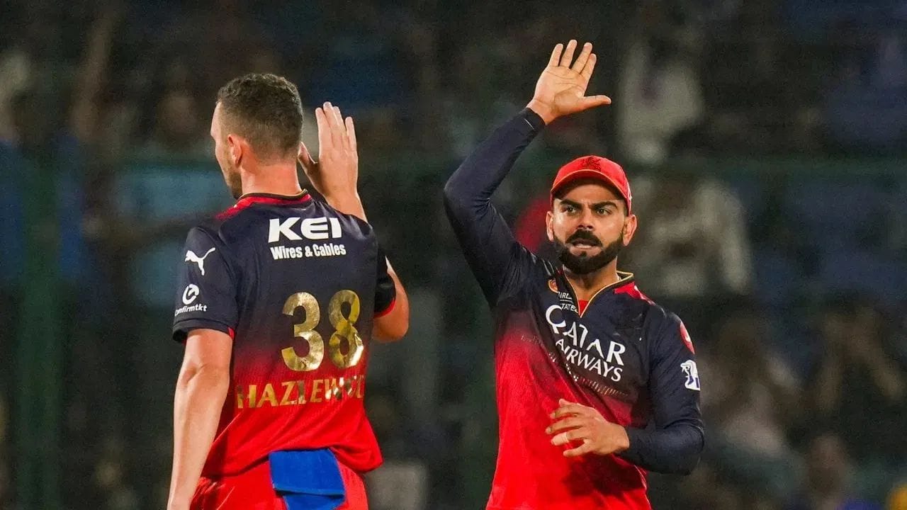 IPL 2026 ની શરૂઆત પહેલા RCBને મોટો ઝટકો લાગ્યો છે. ટીમનો મુખ્ય ફાસ્ટ બોલર ઈજાના કારણે સિઝનની શરૂઆતની મેચ નહીં રમી શકે. જેનાથી RCBની મુશ્કેલી વધી ગઈ છે. 