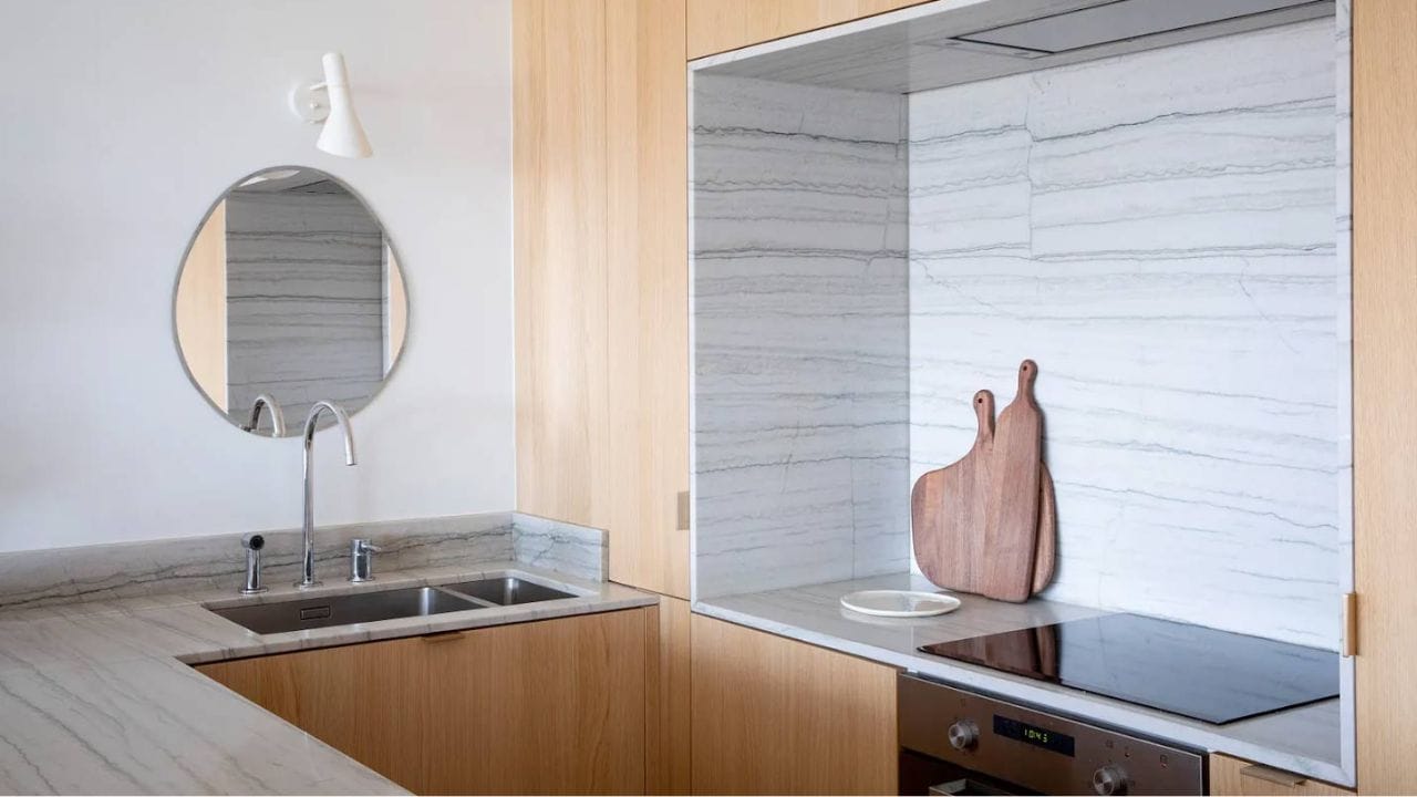 જો તમે તમારા રસોડામાં અરીસો લગાવવાનું વિચારી રહ્યા છો, તો એવું કરવાનું ટાળવાની ભારપૂર્વક સલાહ આપવામાં આવે છે. વાસ્તુ શાસ્ત્ર અનુસાર, ગેસ સ્ટવની સામે અરીસો મૂકવાથી નુકસાનકારક માનવામાં આવે છે; રસોઈ દરમિયાન ઉત્પન્ન થતો ધુમાડો અરીસાની સપાટીને દૂષિત કરી શકે છે, જેનાથી 'વાસ્તુ દોષ' થાય છે. (ફોટો ક્રેડિટ-Homify)  વધુમાં