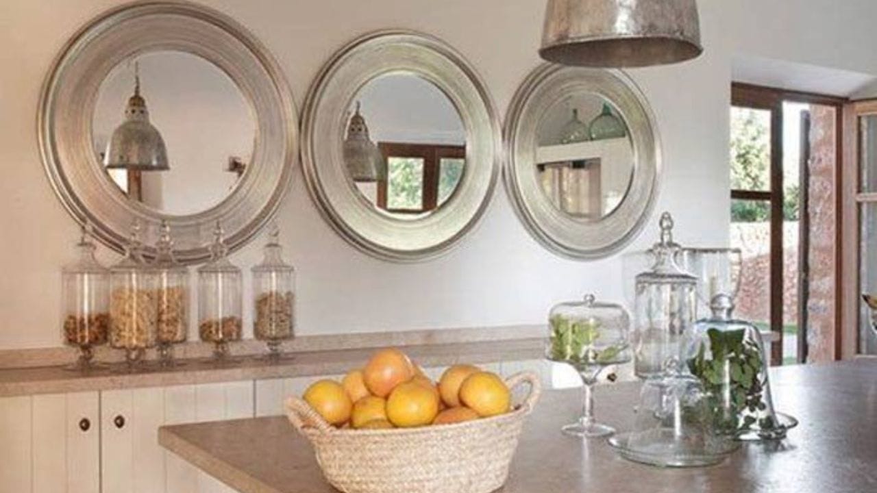 વધુમાં, જો અરીસો વારંવાર ગંદા થઈ જાય છે, તો તે પરિવારની શાંતિ અને સુમેળને પ્રતિકૂળ અસર કરી શકે છે. તેથી, રસોડામાં અરીસાને સંપૂર્ણપણે બહાર રાખવા હંમેશા શ્રેષ્ઠ છે. (ફોટો ક્રેડિટ-Homify)