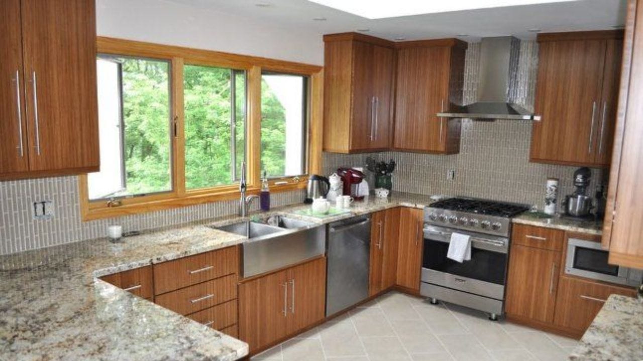 રસોડામાં અરીસો લગાવવો અશુભ માનવામાં આવે છે. આવી જગ્યા ઘરમાં કાયમી ઝઘડાનું કારણ બની શકે છે, અને પરિવારના સભ્યોના વ્યક્તિગત વિકાસ અને વિકાસમાં પણ અવરોધ લાવી શકે છે. (ફોટો ક્રેડિટ-Homify)