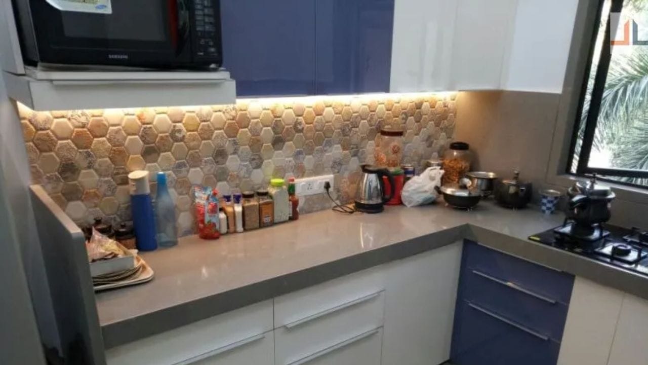 જો રસોડામાં અરીસો લગાવવામાં આવે છે, તો તે અનિવાર્યપણે નિયમિતપણે ગંદા થઈ જશે. એવું માનવામાં આવે છે કે આ દેવી અન્નપૂર્ણાને નારાજ કરે છે અને તેનાથી આર્થિક નુકસાન થઈ શકે છે. તેથી, રસોડામાં અરીસો લગાવશો નહીં. (ફોટો ક્રેડિટ-Homify)