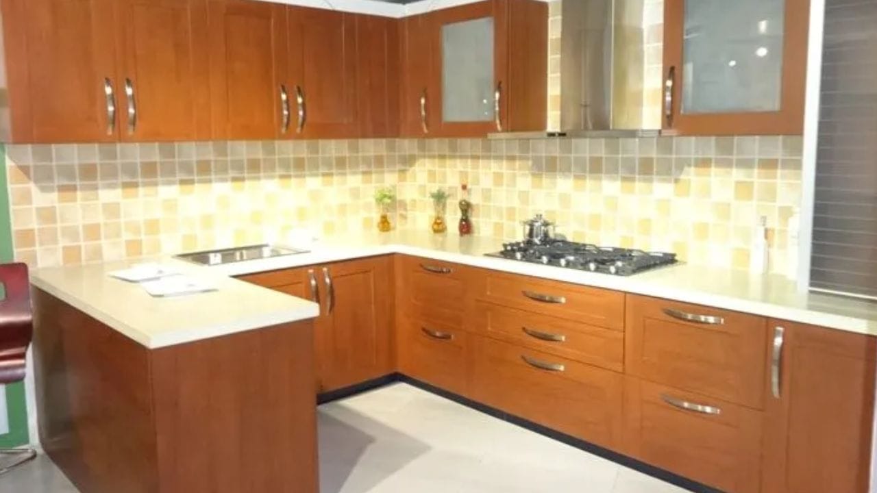 જો તમે રસોડામાં અરીસો મૂકવાનું વિચારી રહ્યા છો, તો ભૂલથી પણ આવું ન કરો. આનું કારણ એ છે કે રસોડામાં અરીસો મૂકવાનો સીધો સંબંધ પરિવારના સ્વાસ્થ્ય સાથે છે; તે પરિવારના સભ્યોને બીમાર પાડી શકે છે. તેથી, આવું પગલું ભરવાનું સખતપણે ટાળો. (ફોટો ક્રેડિટ-Homify)