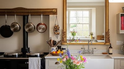 વાસ્તુ શાસ્ત્ર અનુસાર, ઘરની અંદર વસ્તુઓ મૂકવા અંગે ચોક્કસ માર્ગદર્શિકા અસ્તિત્વમાં છે; આ નિયમોનું પાલન કરવું ખૂબ જ મહત્વપૂર્ણ છે. જ્યારે અરીસાની વાત આવે છે, ત્યારે તે ફક્ત ઘરના સૌંદર્યલક્ષી આકર્ષણને જ નહીં પરંતુ સકારાત્મક વાતાવરણ બનાવવામાં પણ ફાળો આપે છે. તેનાથી વિપરીત, જો અરીસો ખોટી જગ્યાએ મૂકવામાં આવે છે, તો તે જીવનની મુશ્કેલીઓમાં વધારો કરી શકે છે. વધુમાં, વાસ્તુ સિદ્ધાંતો ઘરના ચોક્કસ ચોક્કસ વિસ્તારોમાં અરીસા મૂકવાની સલાહ આપે છે; આવી પ્રતિબંધિત જગ્યાએ અરીસો લગાવવાથી વ્યક્તિની પ્રગતિમાં અવરોધો આવી શકે છે.(ફોટો ક્રેડિટ-Homify)