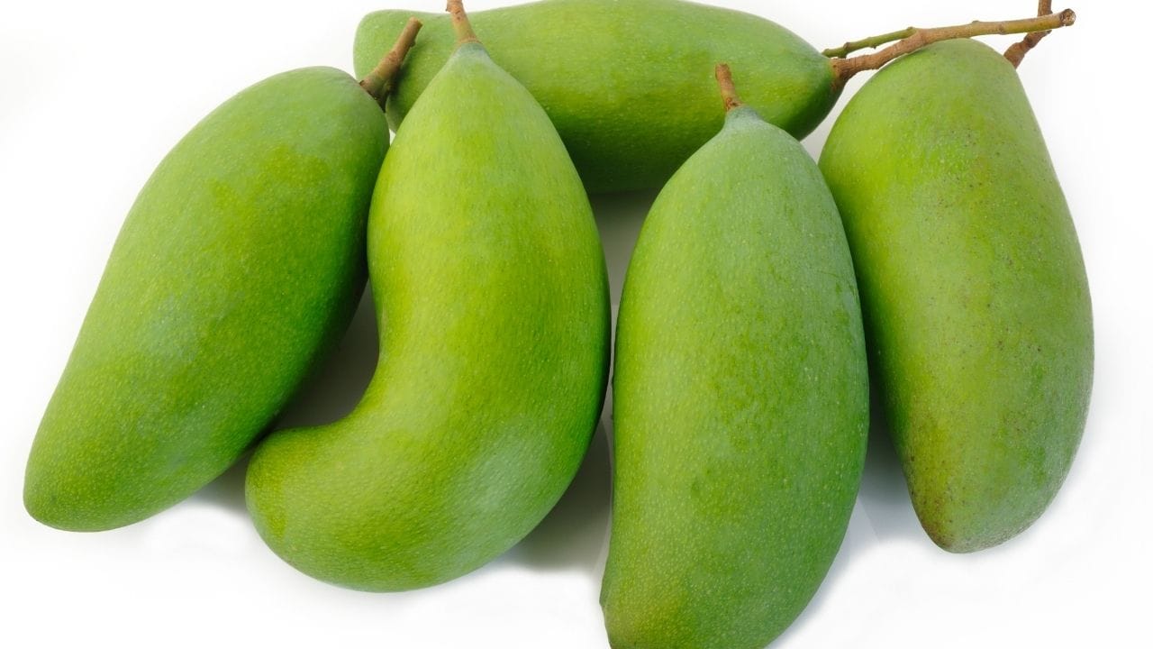 કાચી કેરીમાં બી-કોમ્પ્લેક્સ વિટામિન મધ્યમ પ્રમાણમાં મળે છે. સાથે જ તેમાં બીટા-કેરોટીન, લાઈકોપીન, લ્યુટીન અને ઝેક્સાન્થિન જેવા એન્ટીઓક્સિડન્ટ્સ પણ હોય છે, જે આંખો અને ત્વચા માટે લાભદાયક છે.