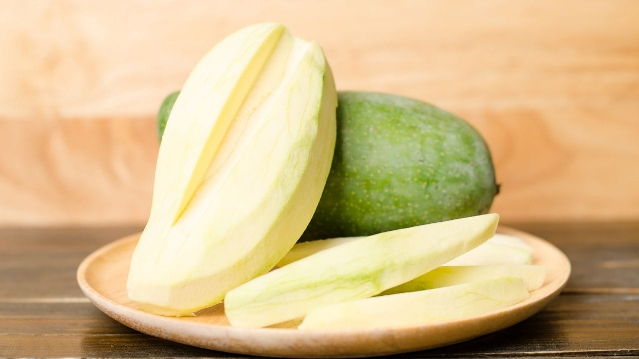 ગરમીના દિવસોમાં કાચી કેરી ખાસ ઉપયોગી સાબિત થાય છે. તે લૂથી બચાવે છે, શરીરની રોગપ્રતિકારક શક્તિ વધારે છે અને પાચનક્રિયાને સુધારે છે. ત્વચાને સ્વસ્થ રાખવામાં પણ તેનો સારો ફાળો છે.