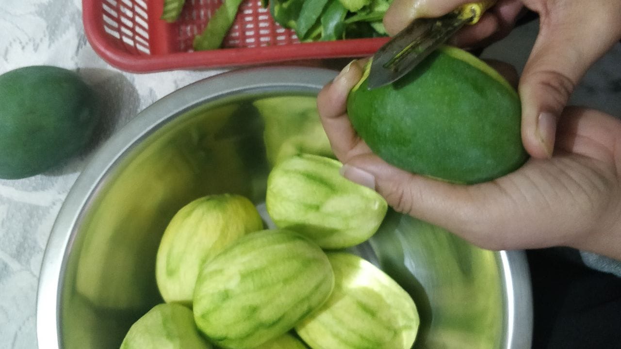 ખનિજ તત્વોની વાત કરીએ તો, 1 કપ કાચી કેરીમાં લગભગ 18.2 મિલિગ્રામ કેલ્શિયમ, 16.5 મિલિગ્રામ મેગ્નેશિયમ, 32.1 મિલિગ્રામ ફોસ્ફરસ અને 277 મિલિગ્રામ પોટેશિયમ મળે છે. ઉપરાંત તેમાં આયર્ન, સેલેનિયમ, મેંગેનીઝ, કોપર અને ઝીંક જેવા તત્વો પણ હોય છે, જે શરીરને મજબૂત બનાવવામાં મદદ કરે છે.