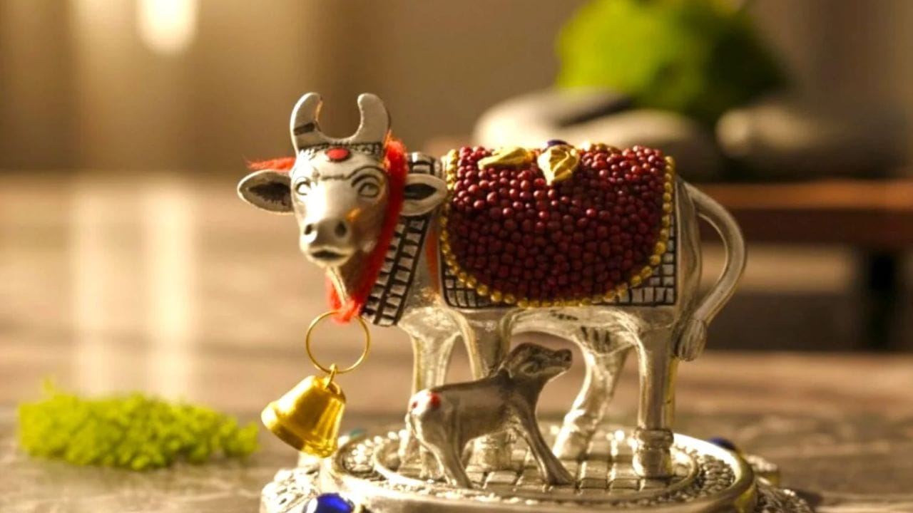 ઘરમાં ગાયની મૂર્તિ રાખવાથી સુખ, શાંતિ અને સમૃદ્ધિ જળવાઈ રહે છે. તે પરિવારના સભ્યોમાં પરસ્પર પ્રેમ પણ વધારે છે. પરિણીત લોકોએ પોતાના ઘરમાં પિત્તળની ગાયની મૂર્તિ રાખવી જોઈએ, અને તે બાળકો માટે પણ ખૂબ જ શુભ છે. 
