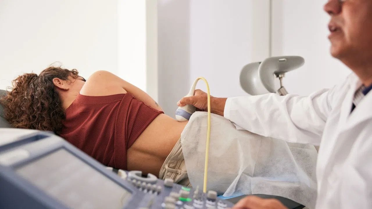 સૌ પ્રથમ, વધુ મીઠું ખાવાનું ટાળવું જોઈએ, કારણ કે તે પથરી વધારવાનું જોખમ વધારે છે. ઉપરાંત, ખૂબ વધારે પ્રોટીનયુક્ત ખોરાક પણ ઓછો લેવો જોઈએ. દિવસ દરમિયાન ઓછામાં ઓછું 2 લિટર પાણી પીવું ખૂબ જ મહત્વપૂર્ણ છે, કારણ કે તે પથરી બહાર કાઢવામાં મદદ કરે છે. સાથે જ પાલક અને ચોકલેટ જેવા ઓક્સાલેટવાળા ખોરાકનું સેવન મર્યાદિત રાખવું જોઈએ.