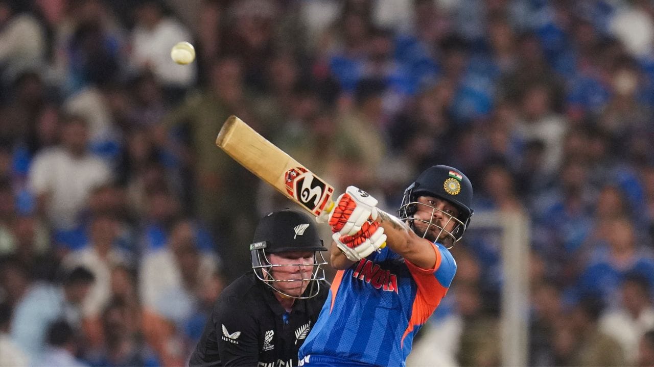 “કિશન” શબ્દનો ઉદ્ભવ સંસ્કૃતના “કૃષ્ણ” શબ્દમાંથી થયો છે. બોલચાલમાં સરળતા માટે “કૃષ્ણ”નું રૂપાંતર “કિશન” તરીકે થયું છે. આથી આ નામનો સીધો સંબંધ ભગવાન શ્રીકૃષ્ણ સાથે જોડાય છે, જે હિંદુ ધર્મમાં ખૂબ મહત્વ ધરાવે છે.